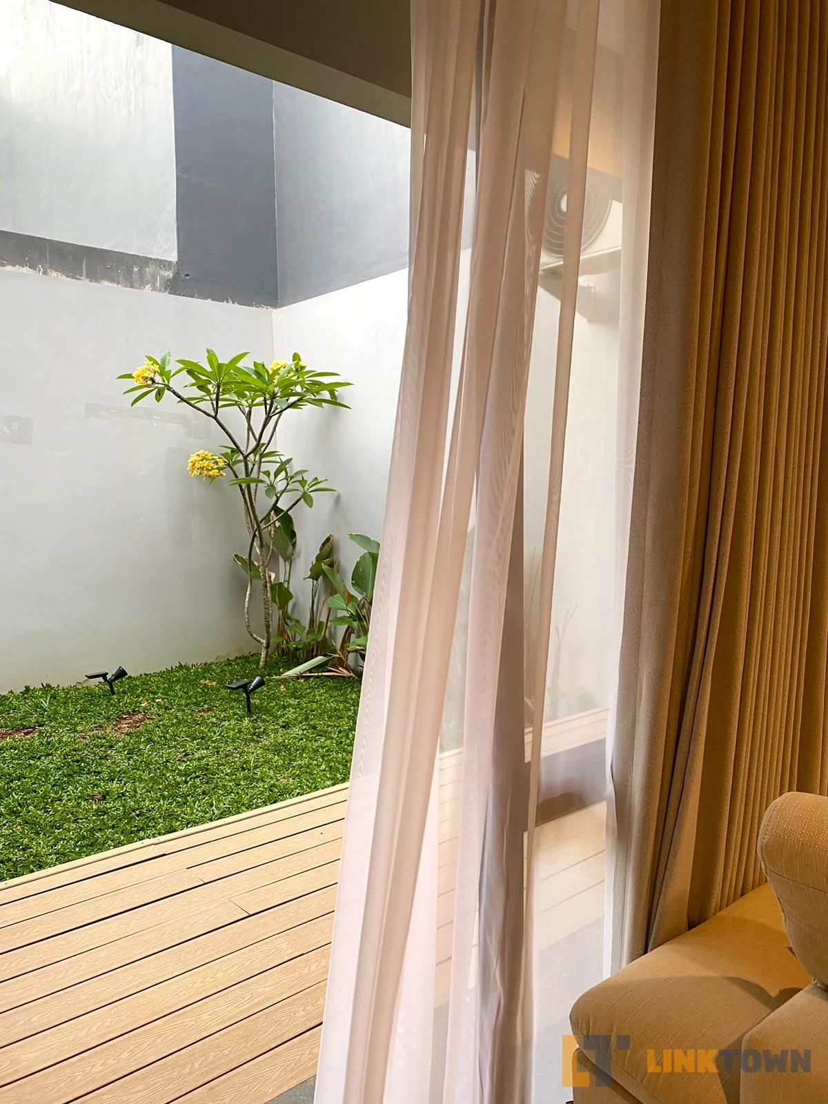 Linktown Grand Wisata